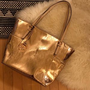 🌹 Rose Gold Michael Kors Jet Set Tote!